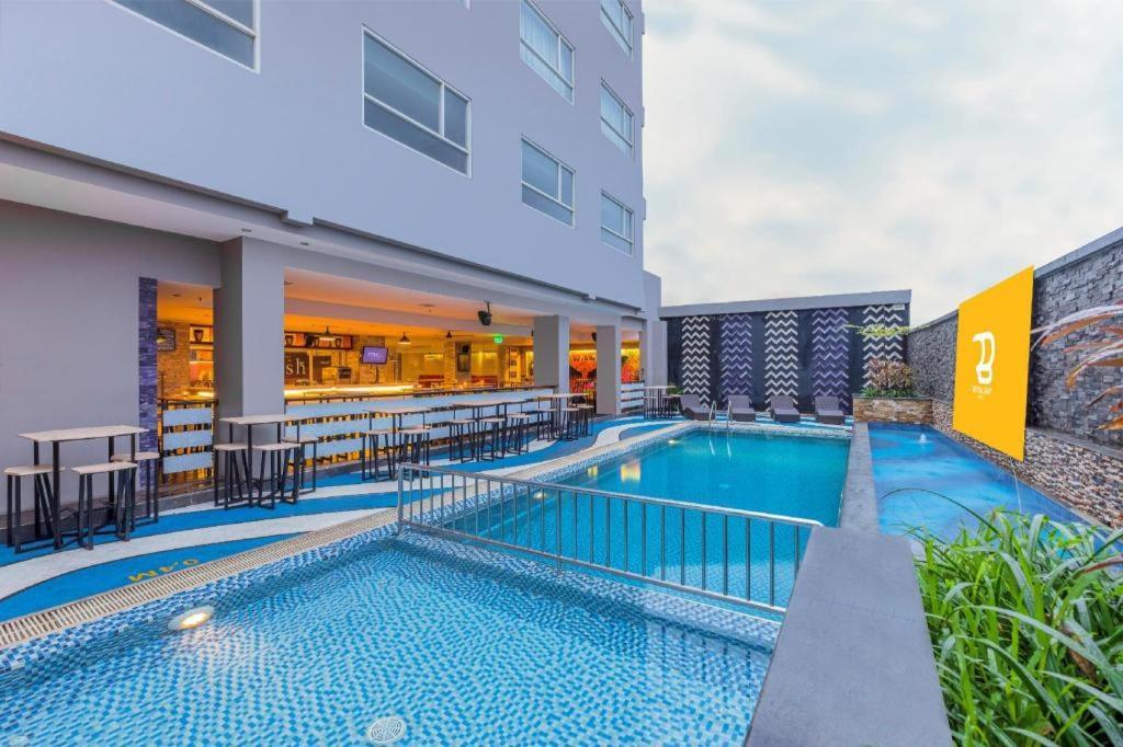 Royal Bay Hotel Makassar Macáçar Exterior foto